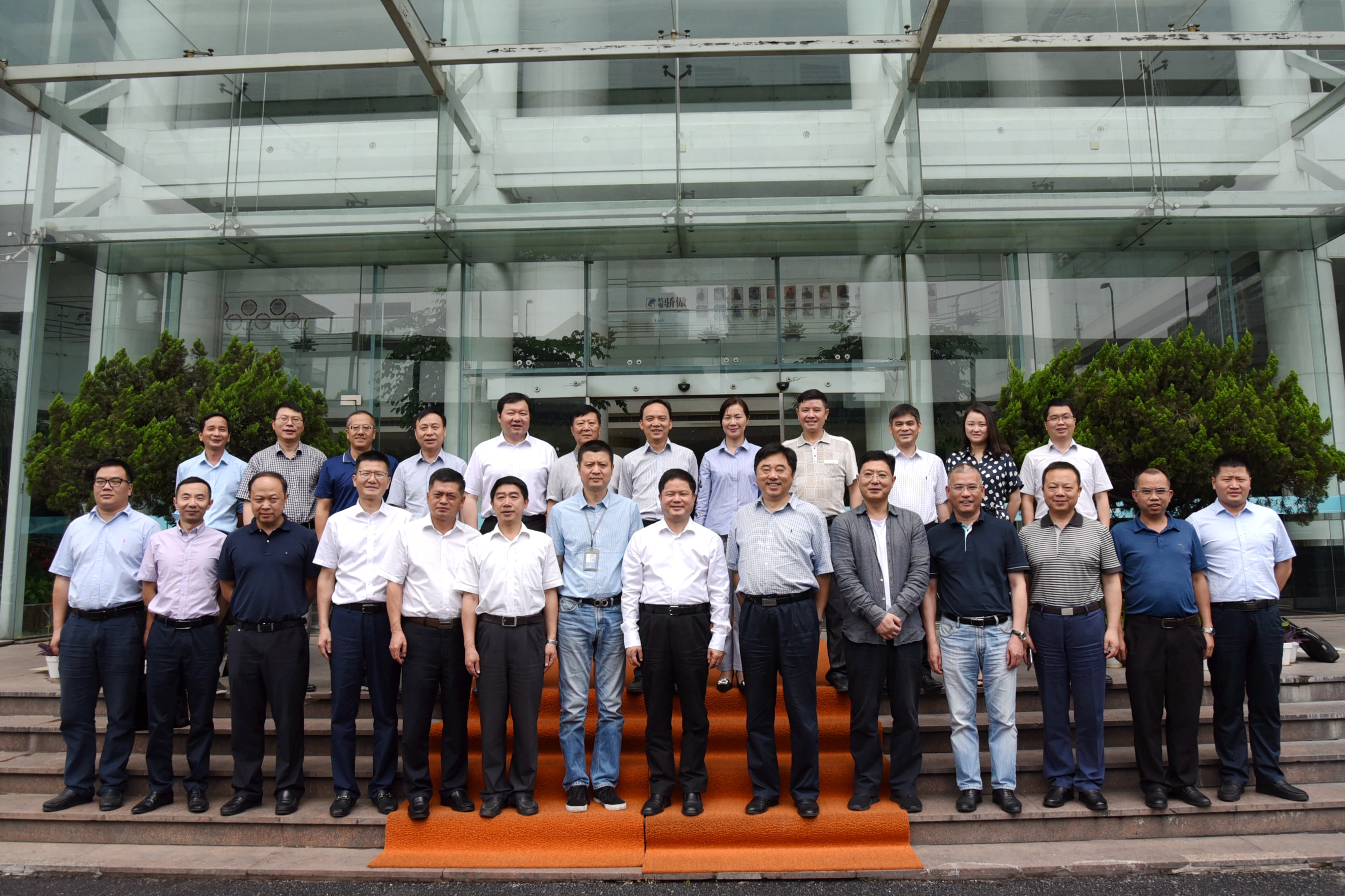 贵州省黔西南州委书记刘文新一行莅临开云app官方版入口 - 开云专业的云端应用服务平台交流座谈