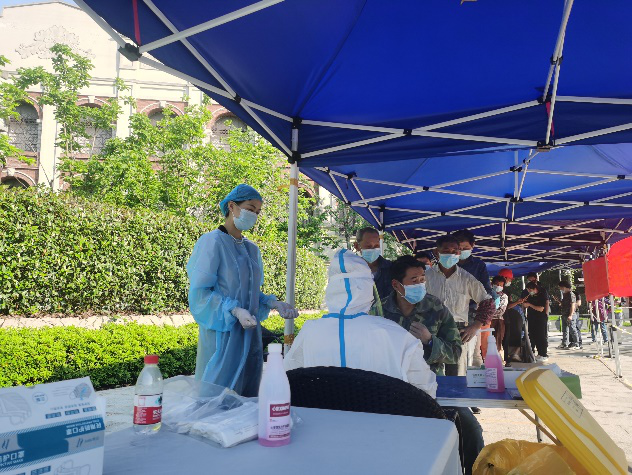 筑牢防疫第一线 狮峰党员在行动 开云app官方版入口 - 开云专业的云端应用服务平台狮峰茶业党支部参加社区防疫志愿服务